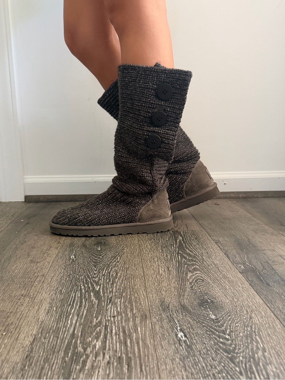 Ugg Classic Cardy Boot
Sweater Cozy Mid-Calf Knit Button Boots - Gray size 9 - Picture 4 of 7